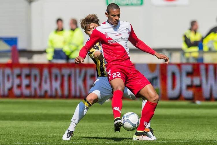 但他依然面 但他依然面