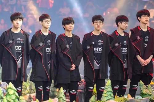 球迷热情高 球迷热情高